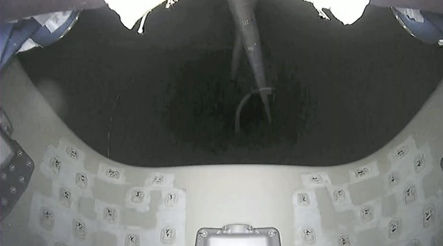 SpaceX Crew 5 Dragon'un yedek paraşütleri açıldı